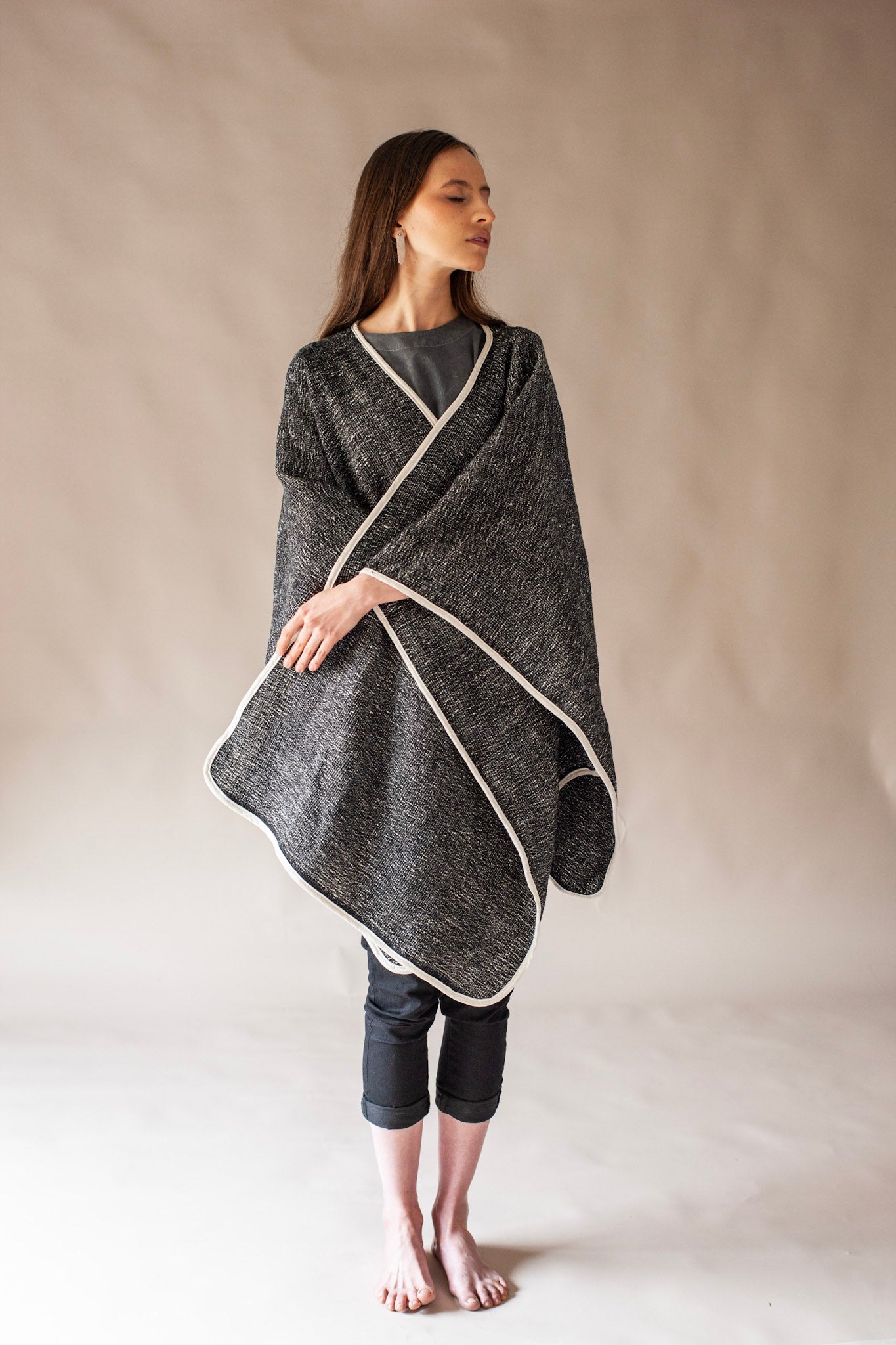 Ruana Yarumo Gris Blanca